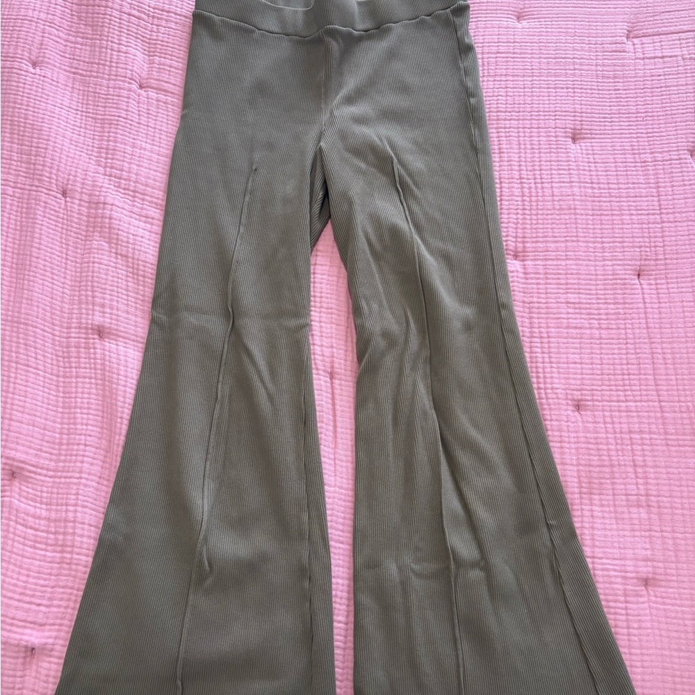 Donni The Rib Kick Flare in Olive